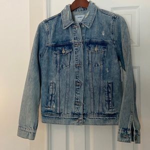 Old Navy Women’s distressed jean jacket NWT. Size M